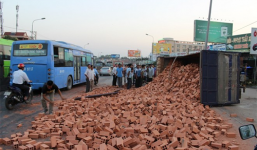 Xe tải mất phanh, tài xế cho xe lật nhào để tránh gây tai nạn