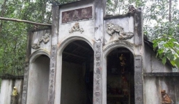 Ly kỳ chuyện 'rắn thần' có... mào đỏ chót