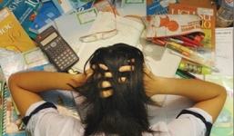 Học sinh tự tử vì áp lực thi cử: Trách ai?