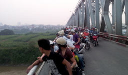 Mang bầu 1 tháng, thiếu nữ lên cầu Chương Dương tự tử