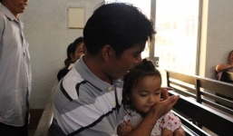 Bố mẹ tự vẫn, bé gái 5 tuổi đến dự tòa