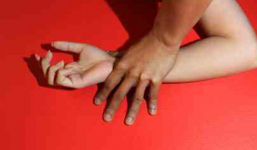 Nghi vợ ngoại tình, chồng 'quan hệ' với con riêng của vợ để trả thù