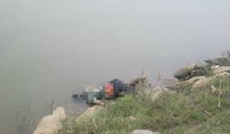 Thi thể người phụ nữ đang phân hủy nổi trên sông