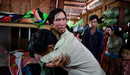 Vụ 5 học sinh mất tích: Cha mẹ khóc ngất nhận thi thể con lạnh ngắt, bốc mùi