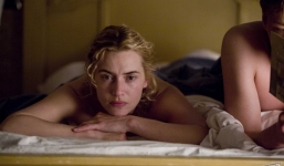 Người đẹp 'cởi áo' nhận giải Oscar