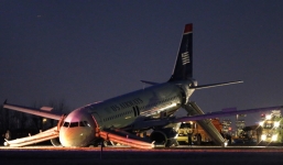 Máy bay Philadenphia bị nổ lốp bánh răng khi hạ cánh