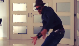 Dani Alves nhảy không kém Michael Jackson