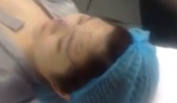 Clip Hương Tràm lộ trọn bên ngực trong phòng phẫu thuật thẩm mỹ