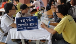 Bộ “tuýt còi”, trường vẫn tuyển