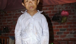 Ước mơ cơm có thịt của người đàn ông U50 trong hình hài đứa trẻ