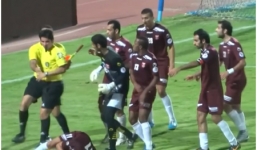 Trọng tài giở “kung phu” đấm gục cầu thủ rồi rút thẻ đỏ tới tấp