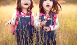 Ngắm vẻ đẹp thiên thần của 4 cặp song sinh nhí đốn tim dân mạng