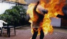 Tưới xăng thiêu vợ vì đòi ly hôn