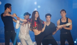 Minh Hằng khoe eo thon trên sàn tập