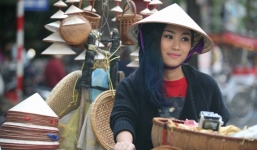 Ca sĩ Nhật Thu bị sàm sỡ khi đi bán hàng rong