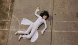 Nữ sinh nhảy lầu tự tử ngay trong trường học