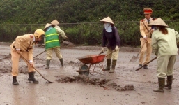 CSGT đội mưa dọn phế thải, tìm người thân giúp cụ già bị lạc