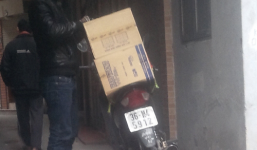 Lợi nhuận siêu khủng từ việc bắt trẻ em bán hàng nhái