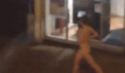 Hotgirl nude toàn thân chạy bộ giữa chốn đông người