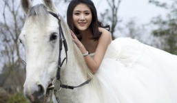 Cận cảnh nữ doanh nhân xinh đẹp đăng quảng cáo tuyển chồng