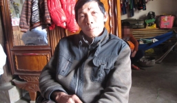 Chân dung cha con cùng “chơi trò người lớn” với bé gái hàng xóm