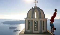 Rùng mình chàng trai 'trồng cây chuối' trên tòa nhà 40 tầng cheo leo