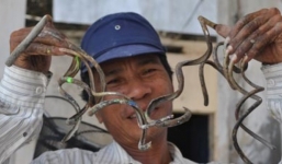 Chuyện tình của 'dị nhân' có móng tay dài nhất Việt Nam