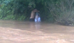 Chui vào túi nilông để qua suối