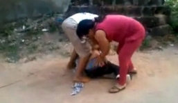 Lột đồ giữa đường, rạch nát mặt, bôi ớt vào chỗ kín