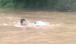 Cô giáo chui vào ni lông qua suối: Chính quyền nói 'là thường'