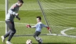 Sốc: Van Persie cho con trai đến Man City học việc