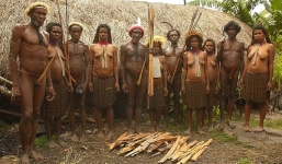 Bộ tộc phụ nữ  ở nude, rạch mặt để quyến rũ hơn