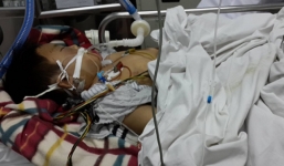 Phẫn nộ xem thực nghiệm hiện trường bố đánh con trai dã man bằng điếu cày