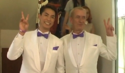 Đám cưới đồng tính của mỹ nam với người tình hơn mình 27 tuổi