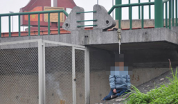 Nam thanh niên treo cổ trên thành cầu Bãi Cháy