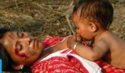 Rớt nước mắt trước bức ảnh 'Mẹ ơi, con đói'
