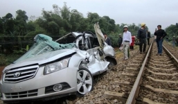 Băng qua đường sắt ô tô bị tàu hỏa đâm, 2 công an huyện tử vong