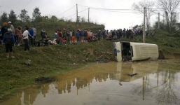 Xe khách lao xuống ruộng, hàng chục hành khách hoảng loạn