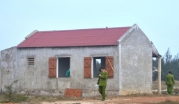 Xác người phụ nữ lõa thể trong ngôi nhà hoang