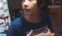 Clip nam thanh niên tỏ tình như Romeo và Juliet trong hàng tạp hóa