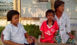 Bé gái 11 tuổi 'bỗng' nghiện thuốc lá sau khi bị gã hàng xóm hại đời