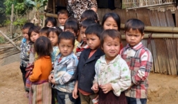 Bộ trưởng Đinh La Thăng nhắn tin cho cô giáo qua suối bằng túi