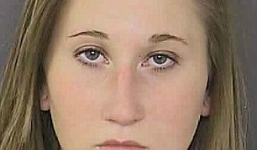 Nữ sinh bắt bạn trai quan hệ với động vật