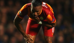 Drogba buồn bã nhìn đồng đội và ông thầy cũ sung sướng