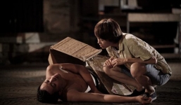 Vừa đi vừa khóc tập 2: Đông Dương nhặt trai không mảnh vải che thân