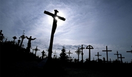 Mộ rắn, mộ người nằm cạnh nhau trong nghĩa địa