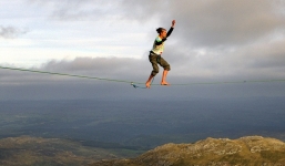 Thót tim với màn đi bộ trên không ở thung lũng Ogwen cao gần 100m