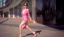 Ngọc Trinh hớ hênh thả rông vòng 1 tự tin chạy nhảy giữa phố