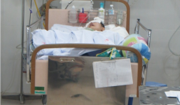 Clip: Cận cảnh nữ sinh bị ô tô đâm tỉnh lại