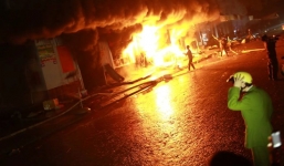 Cận cảnh Chợ Phố Hiến chìm trong biển lửa